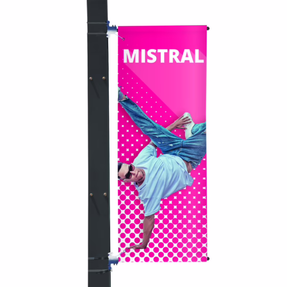 Flaga reklamowa Mistral na słupie – grafika z nadrukiem
