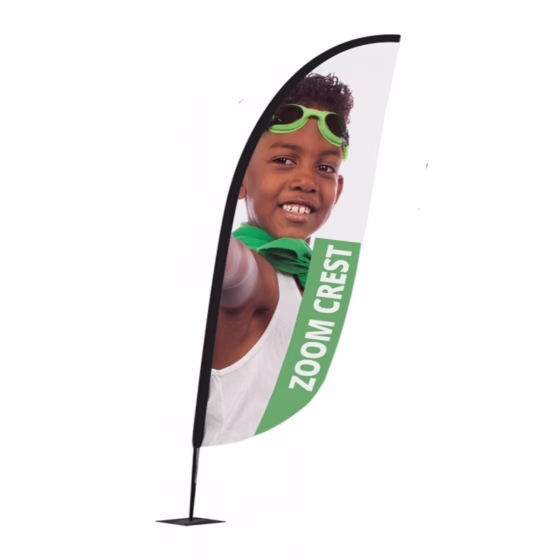Flaga reklamowa Zoom Crest z wydrukiem przedstawiającym dziecko i maszt