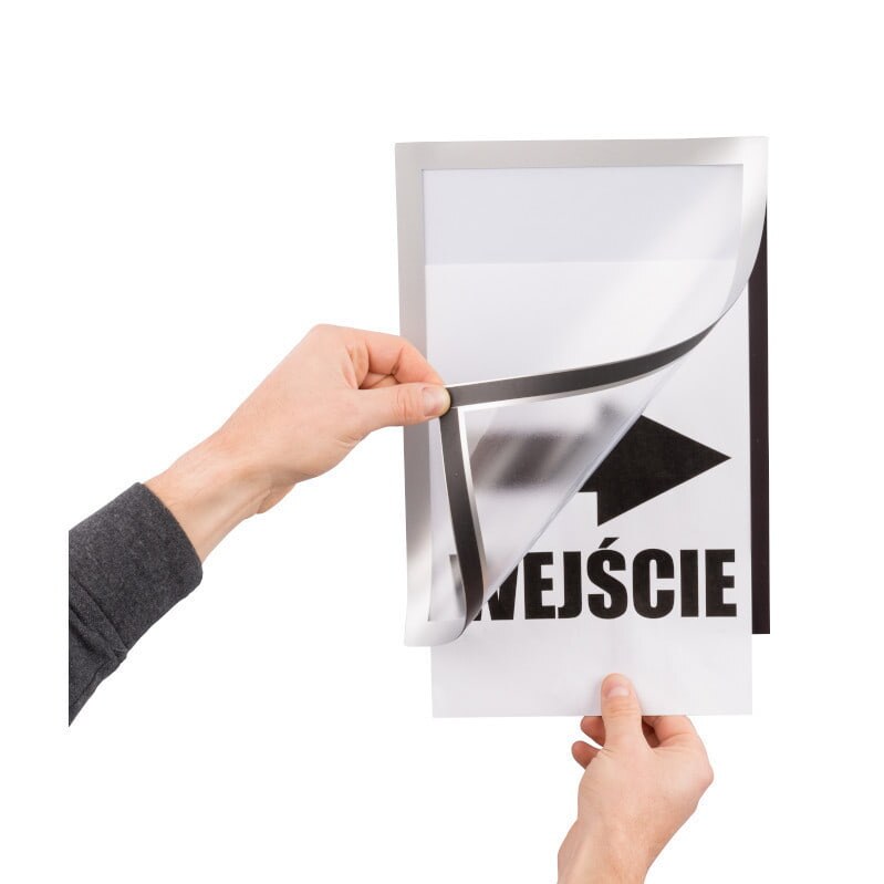 Wymiana plakatu w srebrnej ramce magnetycznej A5