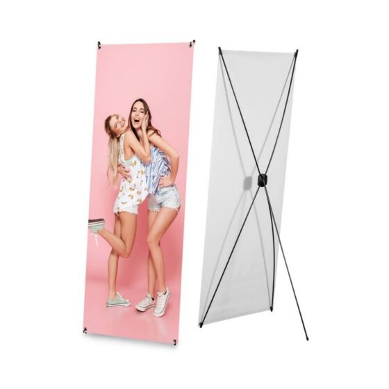 X-banner Compact z banerem reklamowym i tylną konstrukcją w kształcie litery X