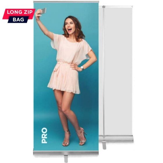 Roll Up Pro z pionową grafiką przedstawiającą kobietę oraz torbą LONG ZIP BAG