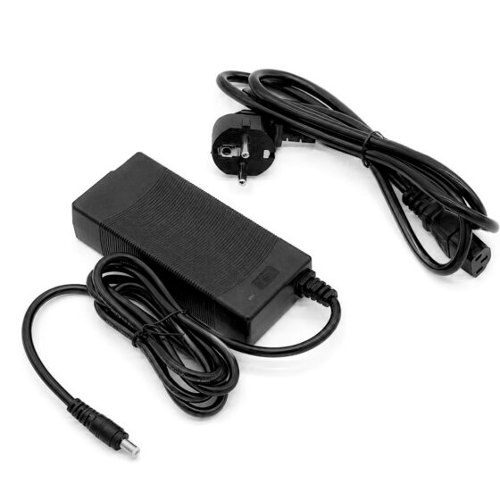 Czarny zasilacz LED BOX™ PLUS z przewodami i wtyczką