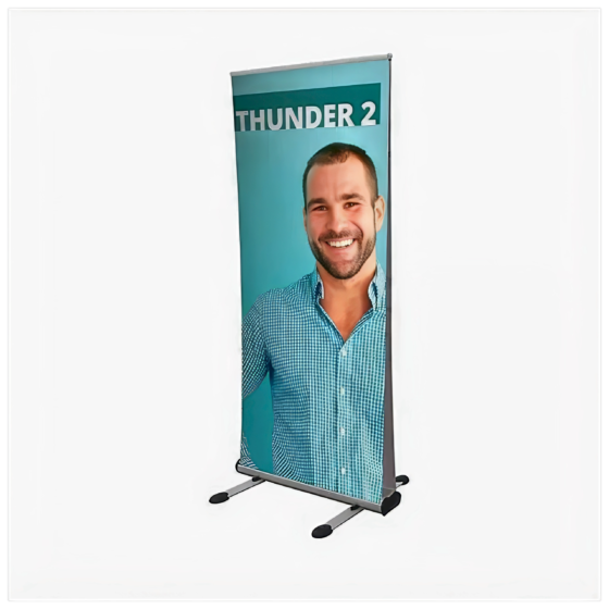 Roll-up zewnętrzny Thunder 2 z grafiką reklamową przedstawiającą mężczyznę