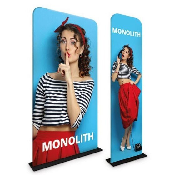 Dwie ścianki tekstylne Monolith z niebieskim wydrukiem reklamowym